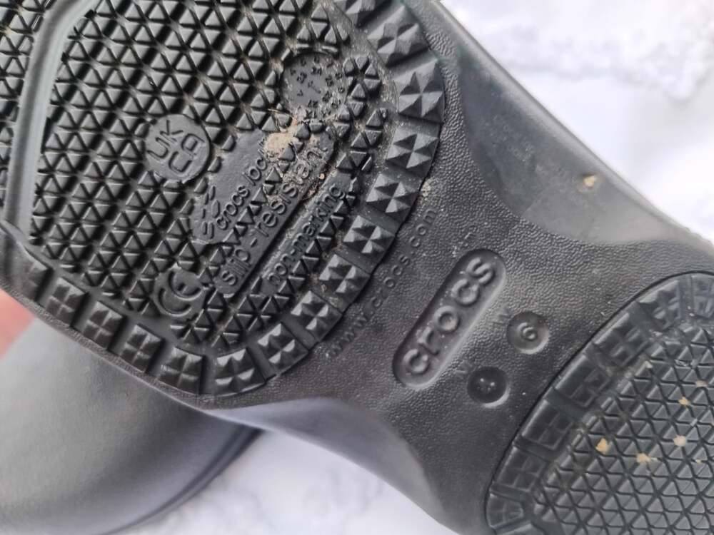 Crocs On The Clock Work Clogs Black Cushion Lined Slip On Women 6 Men 4 Comfort - Picture 4 of 4